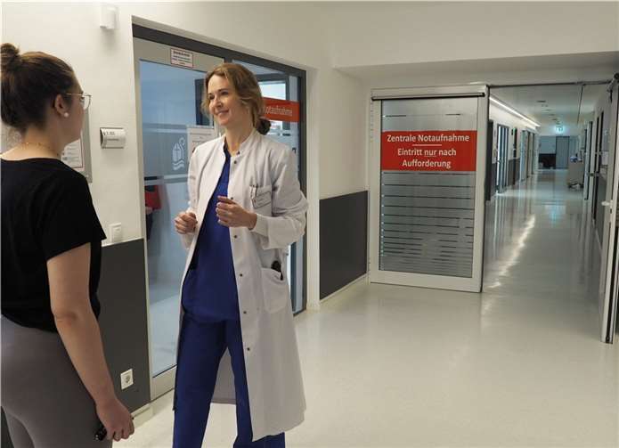 Ob internistische oder chirurgische Notfälle – in der Zentralen Notaufnahme des St. Nikolaus-Stiftshospitals gibt es nur noch eine Anlaufstelle für Notfallpatienten. „Das bietet einen großen Vorteil und mehr Sicherheit für die Patienten“, so Chefärztin Dr. Anke Türoff (r.).