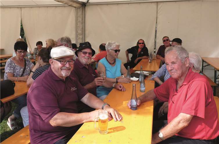 Ob jung oder alt – bei einem kühlen Getränk unterd em vor der Sonne schützenden Zeltdach ließ es sich gut feiern.