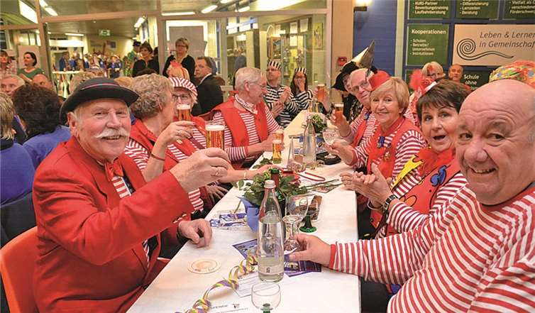 Ob mit Wasser, Kölsch oder Wein, hier feiern die Jecken zusammen.