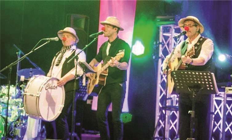 Ob mit oder ohne Pappnas: „De Räuber“ wissen, wie man Stimmung macht!privat