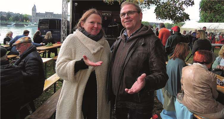 Ein großer Erfolg Ob mit oder ohne Schirm - die Freude am gemütlichen Miteinander ließen sich die Gäste nicht nehmen. Fotos: BSB
