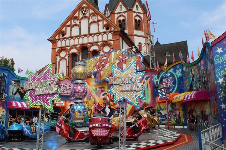 Ob rasante Fahrt im Breakdancer oder doch lieber ein ruhigeres Vergnügen beim Entenangeln – die Kirmes in Sinzig hatte für jeden Geschmack etwas zu bieten.