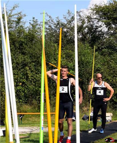 Ob sich Simon Gilles (Nummer zwei) und Michael Seibel (Nummer vier) im „Stangenwald der Speere“ so gut zurechtfinden und den richtigen Anstellwinkel finden, wird sich am 2. September zeigen. Markus Gilles