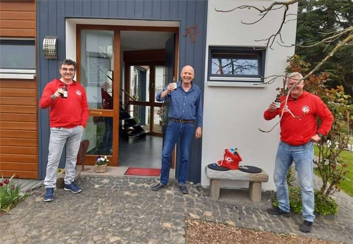 Ob zu Hause oder in freier Natur: die AH Familie wurde , wie üblich, am 1. Mai gut versorgt.Fotos: privat