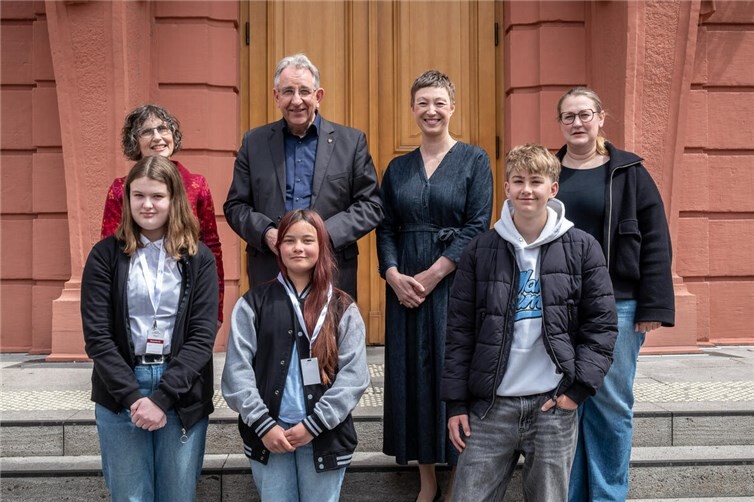 Oben: Elisabeth Knopp (Lehrkraft), Landtagspräsident Matthias Lammert, stv. Direktorin der LpB Dr. Sarah Scholl-Schneider, Teresa Faßbender (Lehrkraft) und unten: Belana Scherer, Hannah Schuster, Jakob Evers.
