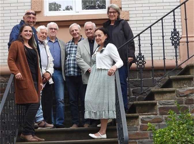 Oben: Klaus Beth, 1. Vorsitzender, Pfr. Michael Jaster, Geistlicher Beirat, Hans-Werner Kreutz, 2. Vorsitzender, Johannes Probst, Eduard Boemer, Schatzmeister, Maria Allard, Beisitzerin. Unten: Linda Rammonat, Schriftführerin, Sabine Maria Licht. Auf dem Foto fehlt Beisitzerin Nicole Matecki. Foto: privat