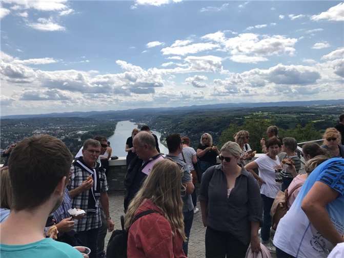 Oben angekommen konnte man bei bestem Wetter nicht nur die schöne Aussicht, sondern auch die mitgebrachten Speisen genießen.  Foto: privat