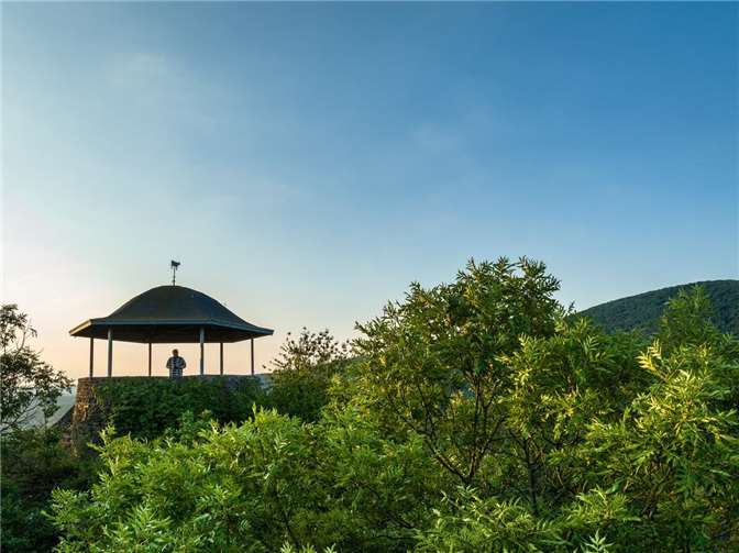 Oben angekommen lädt der Aussichtpunkt Bunte Kuh zum Rundum-Panoramablick ein. 