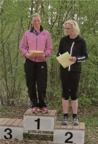 Oben auf dem Podest Claudia Heitz, Siegerin der W45 mit 52:54 Minuten.