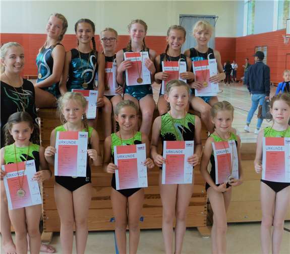 Oben sitzend, v.on links: Paula Lehrmann, Julie Kölsch, Janina Höving, Isabella Schneider, Emma Kölsch, Anna Iskrenko. Links stehend: Annika Hofmann. Vorne von links: Louisa Gründler, Tessa Grünewald, Jule Schönecker, Lea Faßbender, Milena Degenhart und Greta Bauer.Privat