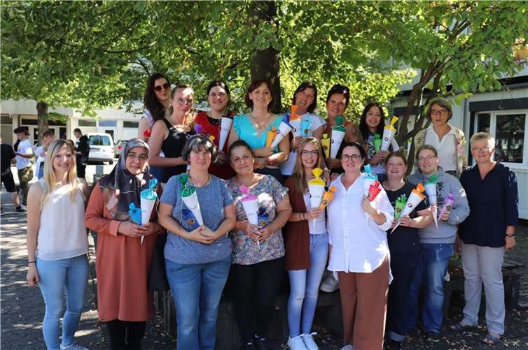 Erster Schultag in Koblenz Oben v. l.: Salam Malas (Mayen), Vanessa Pauli (Wittlich), Firuze Cakir (Siegburg), Zaneta Zbrozek (Bad Kreuznach), Sonja Mürl (Traben-Trarbach), Sabrina Wentzel (Trier-Ehrang), Angela Anna Marra (Wittlich), Astrid Baumgarten (Bereichsleitung Back- & Gastgewerbe Julius-Wegeler-Schule Koblenz), nten v. l.: Jeanette Bengel (Personalreferentin Die Lohners), Serpil Akyildirim (Höhr-Grenzhausen), Katja Becker (Bad Ems), Ilknur Yazici (Bad Kreuznach), Samantha Bartz (Prüm), Natalia Degen (St. Augustin), Stefanie Habig (Hennef-Buchholz), Tanja Ladewig (Treis-Karden), Elisabeth Otto (Klassenleitung Julius-Wegeler-Schule Koblenz). Foto: Lohner