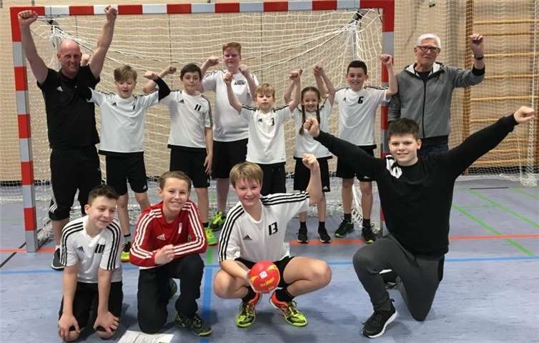 Oben v. li. n. re.: Stefan Lakotta, David Rixen, Rudi Poppe, Lars Niggemann, Noel Aust, Anna-Maria Hamm, Christian Korb und Peter Reif. Unten v. li. n. re.: Maurice Stark, Ricardo Kreuser, Justin Dommermuth und Noah Supp. Es fehlen Erik Daub und Robin Buess.Foto: privat