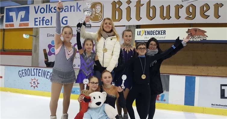 Oben v.l.: Aileen Wacker, Milana Fink, Trainerin Lena Bode, Janine Mos, Deniz Brisemeister, Übungsleiterin Julia Schener, vorne v.l.: Anastasia Teske, Sophie Wacker und das Maskottchen „Funny“.Foto: privat