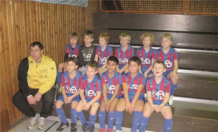 (Oben v.l.) Benedikt Masuch, Dominik Drachenberg, Jan-Philipp Kläsgen, Malcom Kochems, Luis Straußfeld, Thomas Mönch, (unten v.l.) Trainer Hans-Werner Bald, Jamil Belarbi Zahmani, Joel Spiller, Jasis Ghotra, Kaan Cerke, Elias Bald.  Privat