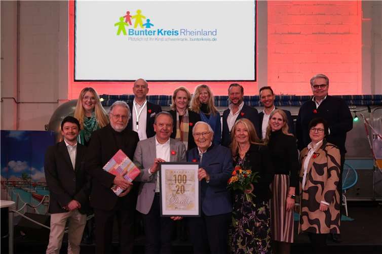 Oben v.li. Claudia Wenzel, Jens Stevens, Karin Breuers, Insa Backe, Hanno Friedrich, Thomas Roche sowie Bernd Engelin und unten v.li. Maximilian Orth, Prof. Dr. Dr. Bartmann, Ralph Orth, Hans Schönheit, Inka Orth, Melanie Schuster und Beatrice Meyer.  Foto: Martina Goyert
