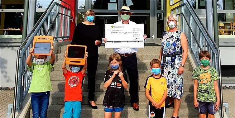 Oben von links nach rechts: Judith Barth Vorsitzende des Fördervereins, Johannes Hogeback Fraktionsvorsitzender der DvOE, Jutta Vollath-vom Hoff Ratsmitglied der DvOE. Unten: Kinder der Grundschule. Foto: privat