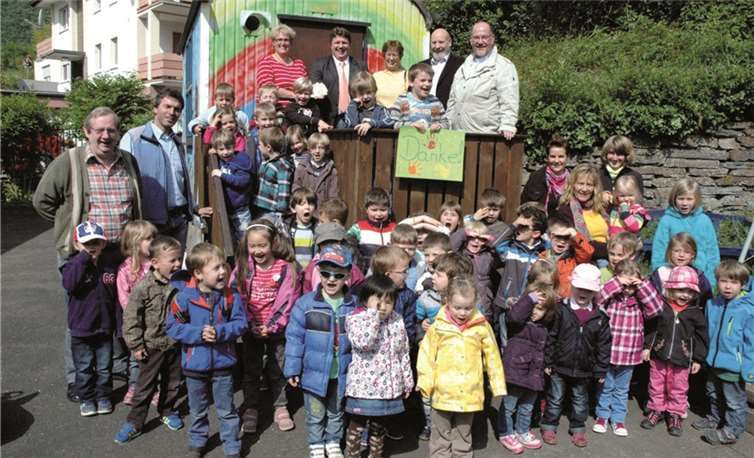 (Oben v.r.) die stellvertretende Leiterin Ellen Keller, Rüdiger Fuhrmann (CDU), Christine Auster (SPD), Tino Rossi (SPD) und Pastor Axel Spiller gemeinsam mit den sichtlich begeisterten Kindern. UM