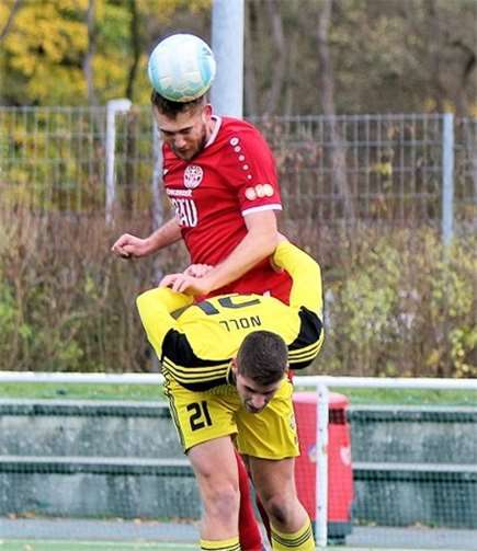 Obenauf waren die Akteure von Rot-Weiß Koblenz auch gegen Hertha Wiesbach und siegten verdient mit 4:2.TH