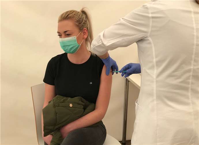Oberärztin Dr. med. Anja Altenhöfer impft eine Klinikmitarbeiterin mit dem Vektor-Impfstoff von AstraZeneca.