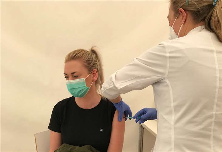 Oberärztin Dr. med. Anja Altenhöfer impft eine Klinikmitarbeiterin.Foto: privat