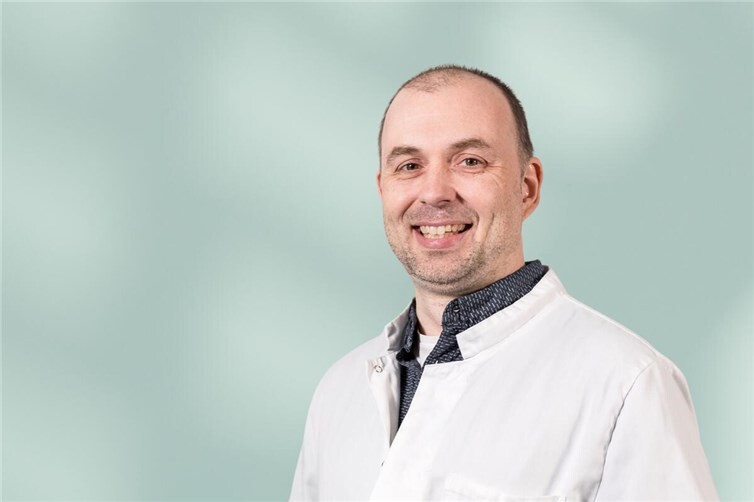 Oberarzt Dr. Christian Hüppe nimmt sich im Anschluss Zeit für alle Fragen. 