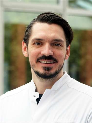 Oberarzt Dr. Razvan Lupescu (Facharzt für Orthopädie und Unfallchirurgie) verstärkt ab sofort die Chirurgische Ambulanz am St. Josef-Krankenhaus in Adenau. Foto: privat