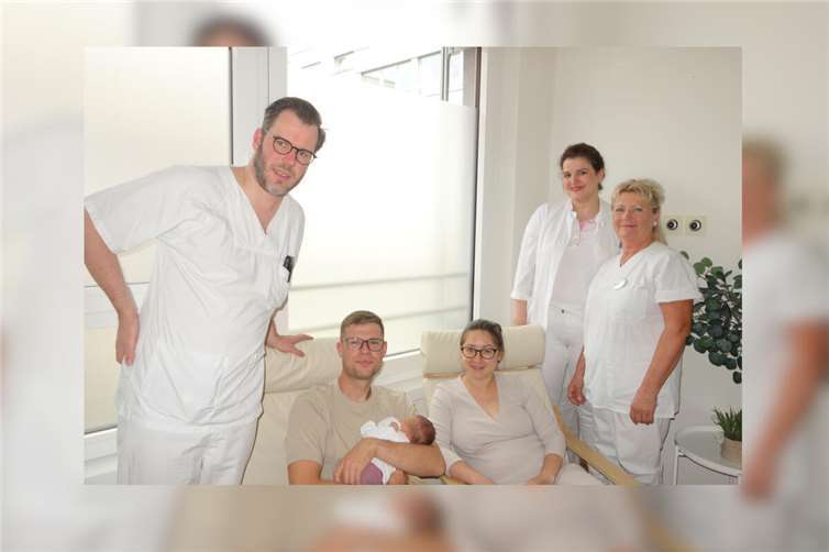 Oberarzt Dr. Robert Sczesny, Assistenzärztin Dr. Anna Hoen und Hebamme Lilli Helfer (v. l.) gratulieren Familie Waldorf-Sieg zur Geburt ihres Jubiläumsbabys.Foto: Marienhaus