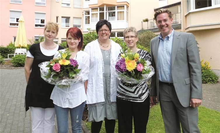 Oberbieber. Mit großer Freude konnten der Geschäftsführer des GSD Seniorenheimes Oberbieber mit der Einrichtungsleitung und Pflegedienstleitung, den beiden Schülern zur bestandenen Prüfung gratulieren. Die Verantwortlichen sind stolz weitere Fachkräfte durch die eigene Ausbildung für ihr Haus gewonnen zu haben.  Privat