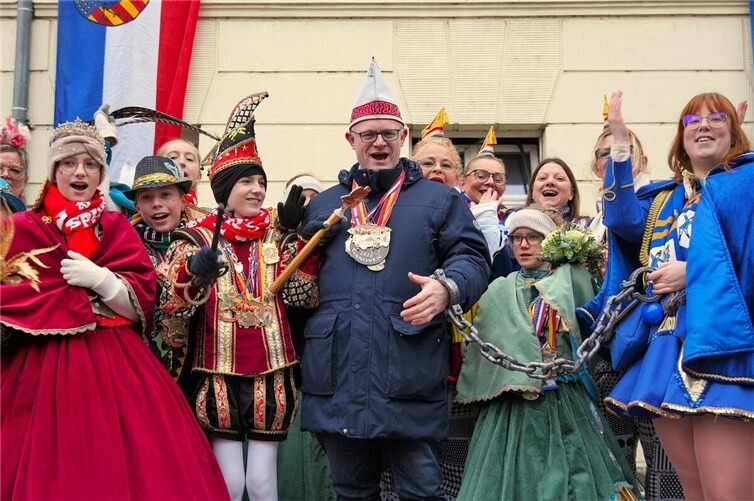 Oberbiebers Kinderprinzenpaar, das Präsidium des Festausschusses und die närrischen Truppen legten OB Jan Einig in Ketten. Fotos: FF
