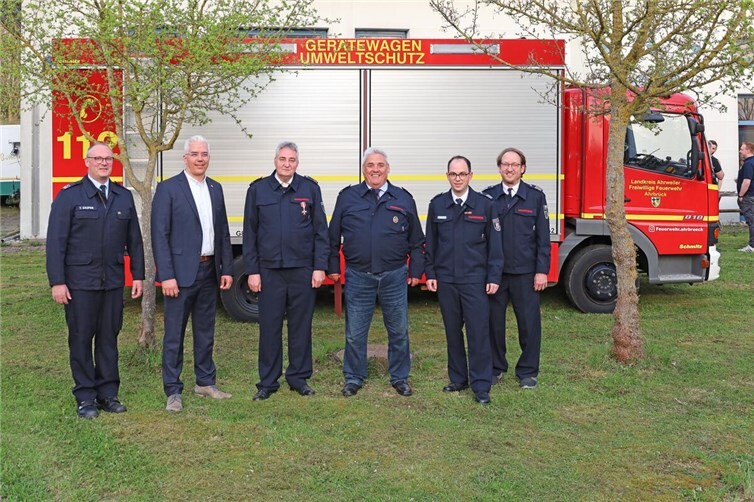 Oberbrandmeister Ralf Jungbluth (3. v. li.) aus Ahrbrück wurde mit dem Silbernen Feuerwehr-Ehrenzeichen am Bande für seine besonderen Verdienste ausgezeichnet. Nach fast 45 Jahren aktiver Dienstzeit ließ er sich auf eigenen Wunsch aus dem Feuerwehrdienst entpflichten. Reinhold Pohl (3. v. re.) aus Liers wurde nach langjährigem Engagement ebenfalls von Bürgermeister Dominik Gieler (2. v. li.), Wehrleiter Florian Ulrich (2. v. re.), dem stellvertretenden Wehrleiter Thorsten Gasper (li.) und dem stellvertretenden Brand- und Katastrophenschutzinspekteur des Kreises Ahrweiler, Johannes Jung (re.) aus dem aktiven Feuerwehrdienst verabschiedet.