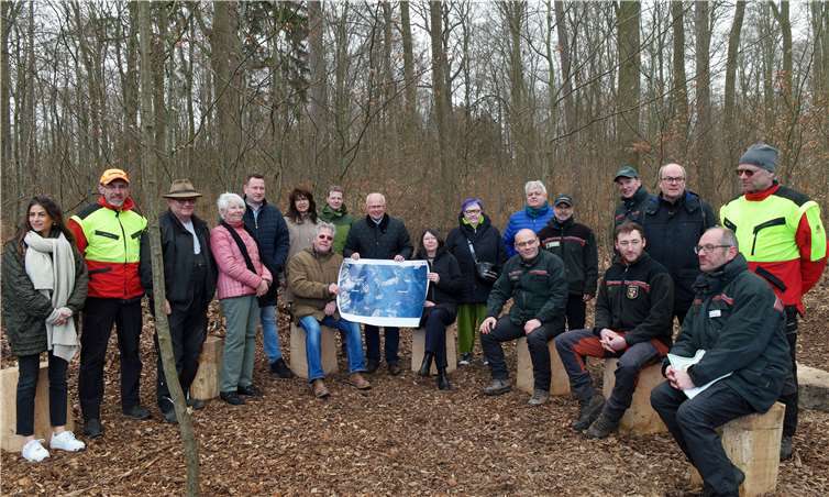 Oberbügermeister Peter Labonte zeigt Staatsministerin Ulrike Höfken eine Karte des zukünftigen Kur- und Heilwaldes Lahnstein. Viele Vertreter der kommunalen Politik stehen hinter dem Projekt. Foto: ND