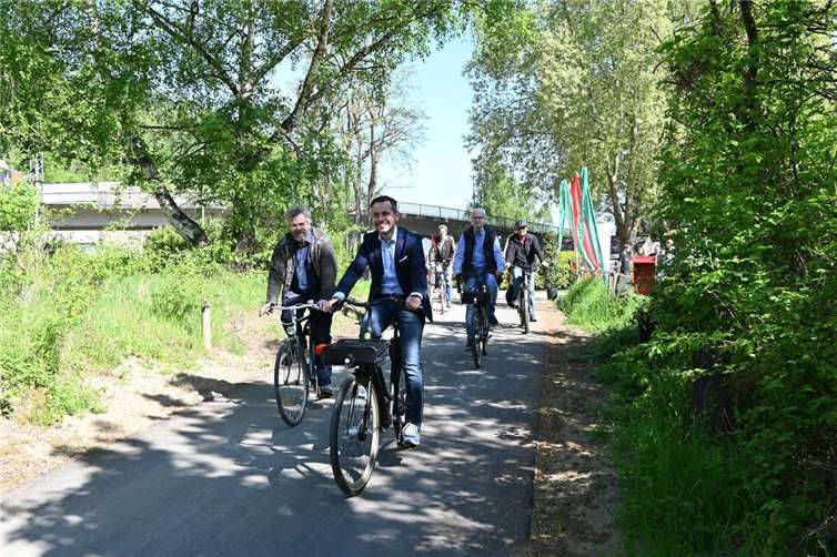 Oberbürger David Langner ließ es sich nicht mehr nehmen, den neuen Radweg nach Stolzenfels selbst auszuprobieren. Foto: Stadt Koblenz / Verena Groß