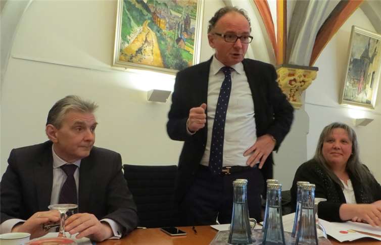 Oberbürgermeister Achim Bürgermeister zeigte sich begeistert von der Idee des „World-Cafés“ für Andernacher Vereine, Initiativen und Institutionen; (l.) im Bild Bürgermeister Claus Peitz; (r.) Barbara Vogt, Leiterin des Hauptamts.