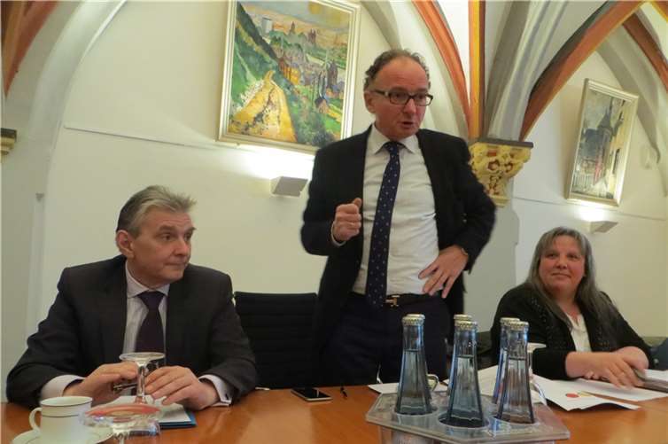 Oberbürgermeister Achim Bürgermeister zeigte sich begeistert von der Idee des „World-Cafés“ für Andernacher Vereine, Initiativen und Institutionen; (l.) im Bild Bürgermeister Claus Peitz; (r.) Barbara Vogt, Leiterin des Hauptamts.