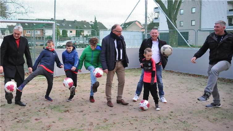 Oberbürgermeister Achim Hütten (5. von links) eröffnete mit mehreren Kindern und städtischen Mitarbeitern sowie mit dem Beigeordneten Franz-Josef Wagner (links) die neue Cage-Soccer-Anlage in der Stifterstraße. Foto: Stadt Andernach/Maurer