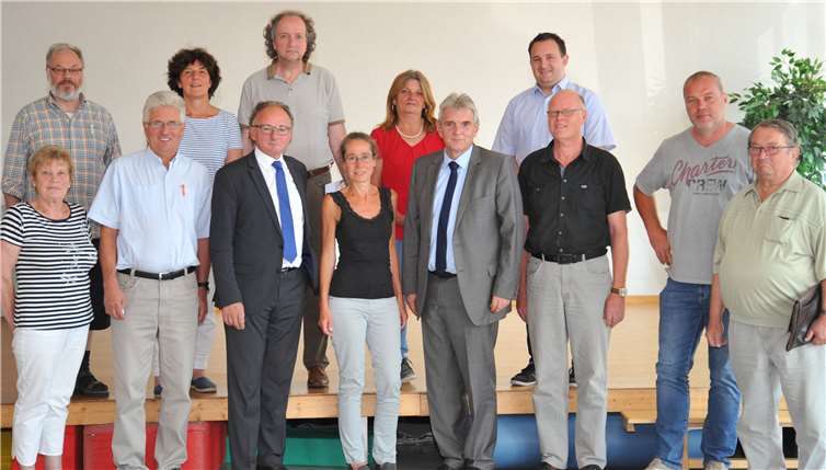 Oberbürgermeister Achim Hütten (5. von links) und Bürgermeister Claus Peitz (5. von rechts) gratulierten den neu gewählten Ortsbeiratsmitgliedern. Foto: Stadt Andernach/Maurer