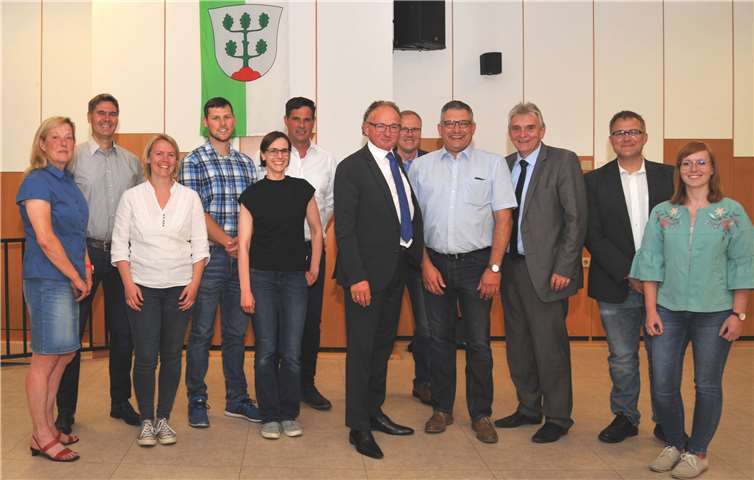 Oberbürgermeister Achim Hütten (6. von rechts) und Bürgermeister Claus Peitz (3. von rechts) gratulierten den neuen Ortsbeiratsmitgliedern. Foto: Stadt Andernach/Maurer