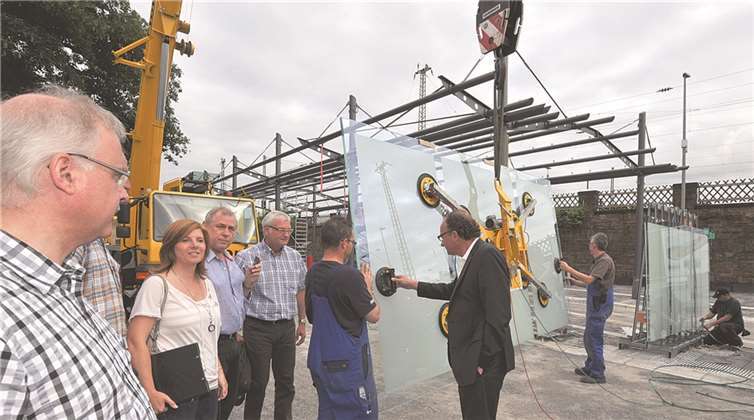 Oberbürgermeister Achim Hütten, Bauamtsleiter Rainer Schmitz sowie seine Mitarbeiter Jürgen Schmitz, Jürgen Milles und Susanne Monreal machen sich vor Ort ein Bild von der Montage des Glasdachs.Stadtverwaltung/Maurer