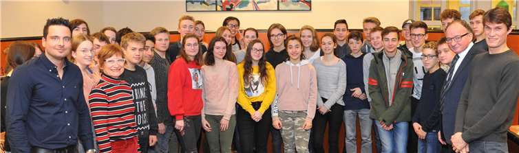 Oberbürgermeister Achim Hütten begrüßte die Schülergruppe aus Andernachs Partnerstadt St. Amand-les-Eaux sowie ihre deutschen Austauschschüler im Historischen Rathaus.Stadt Andernach/Maurer