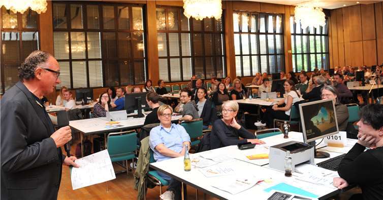 Oberbürgermeister Achim Hütten begrüßte die Wahlhelferinnen und Wahlhefer zur Schulung in der Mittelrheinhalle.Foto: Stadt Andernach/Maurer