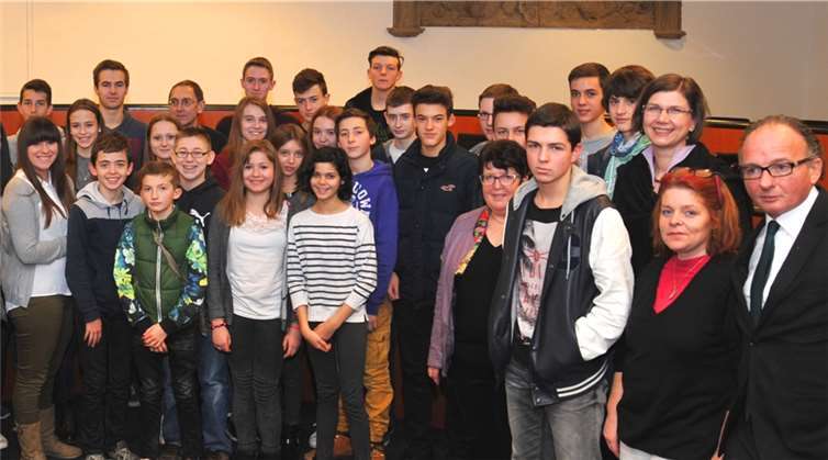 Oberbürgermeister Achim Hütten begrüßte die deutsch-französische Schülergruppe im Sitzungssaal des Historischen Rathauses.Stadt Andernach/Maurer