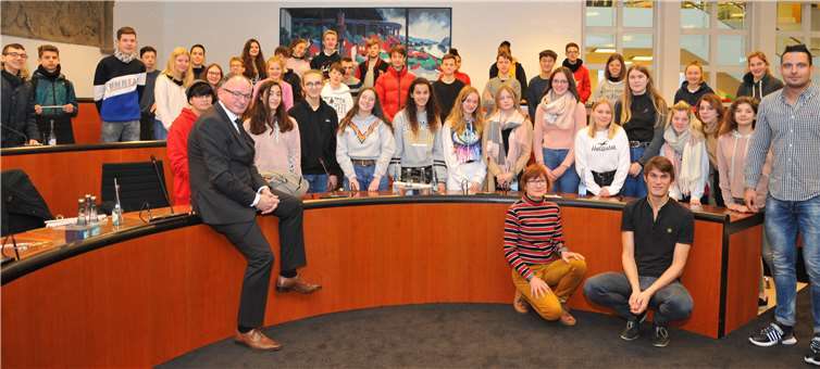 Oberbürgermeister Achim Hütten begrüßte die deutsch-französische Schülergruppe und deren Lehrkräfte im Historischen Rathaus.Foto: Stadt Andernach/Maurer