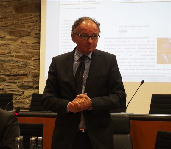 Oberbürgermeister Achim Hütten erläutert das Projekt „Bürgerhaushalt“.