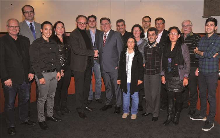 Oberbürgermeister Achim Hütten gratuliert mit den neuen Mitgliedern des Beirats dem neuen BMI-Vorsitzenden Wolfgang Lübke sowie den Stellvertretern Durmus Erkoc und Marylin Paffrath. Stadt Andernach/Maurer