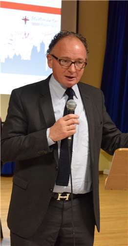 Oberbürgermeister Achim Hütten gratulierte dem Orchester zum Jubiläum. -UBU-