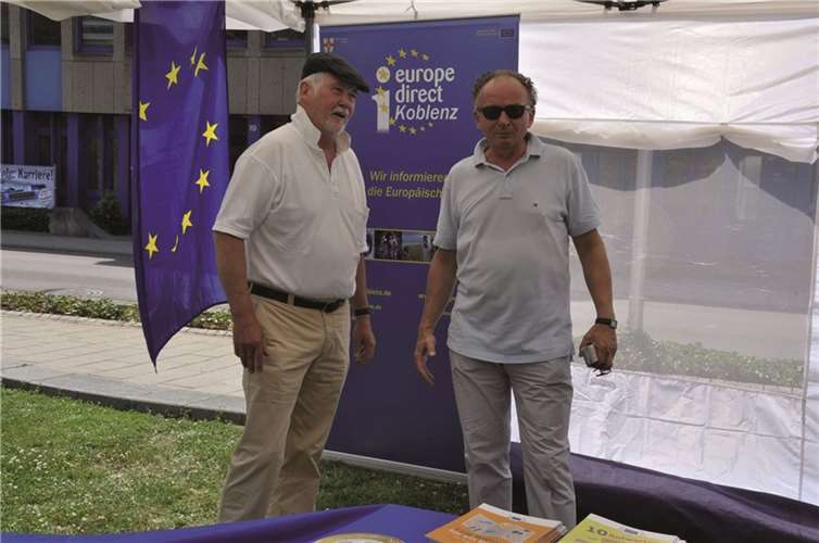 Oberbürgermeister Achim Hütten im Gespräch mit Dr. Peter Keiner. privat