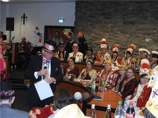 Oberbürgermeister Achim Hütten konnte im Ratssaal das närrische Tollitätenpaar und viele weitere Gäste begrüßen.