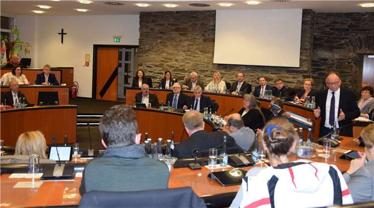 Oberbürgermeister Achim Hütten konnte in seiner Haushaltsrede positive Zahlen verkünden.UBU