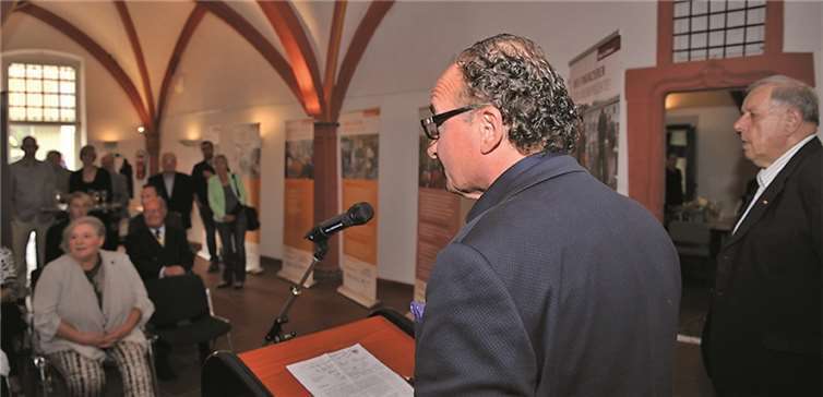 Oberbürgermeister Achim Hütten (l.) und der Vorsitzende des Seniorenbeirats, Roland Walther (r.), eröffneten die Ausstellung. Stadt Andernach