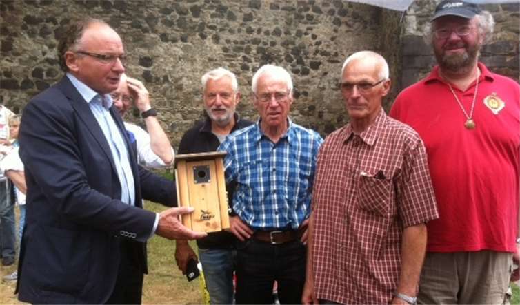 Oberbürgermeister Achim Hütten (li.) freut sich über Nistkästen für die Essbare Stadt.Stadt Andernach/Vogt